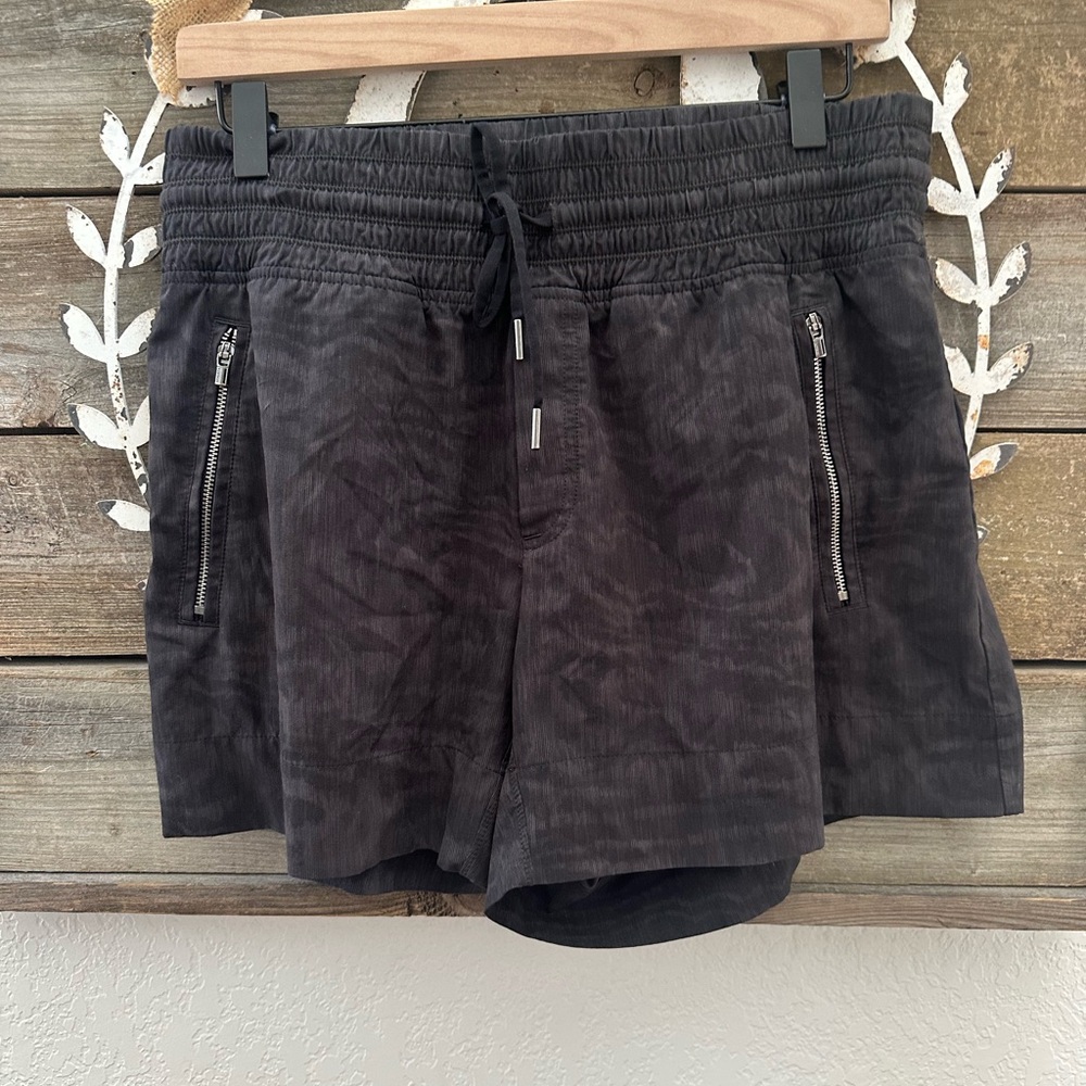 Athleta‎ Camden Printed Gray/Black Drawstring Shorts with Zipper Pockets size 10